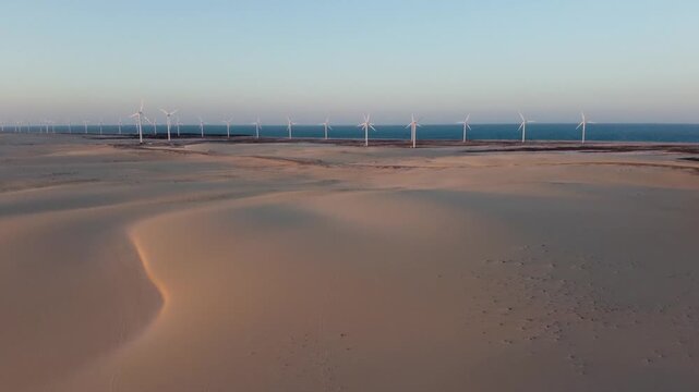 Dunas e parque e&oacute;lico ao entardecer &ndash; Aracati, Cear&aacute;, Brasil