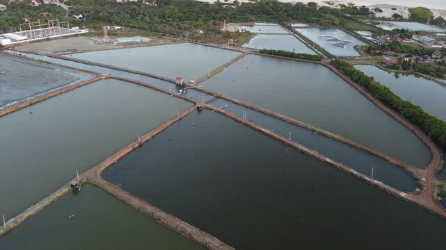 Dunas e parque e&oacute;lico ao entardecer &ndash; Aracati, Cear&aacute;, Brasil