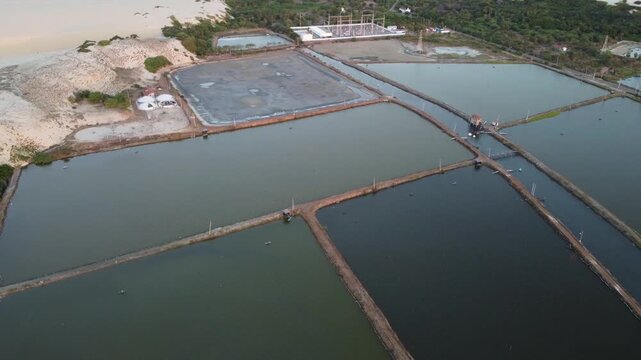 Dunas e parque e&oacute;lico ao entardecer &ndash; Aracati, Cear&aacute;, Brasil