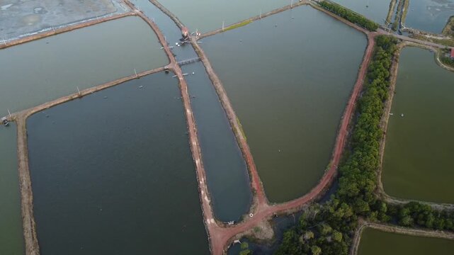Dunas e parque e&oacute;lico ao entardecer &ndash; Aracati, Cear&aacute;, Brasil
