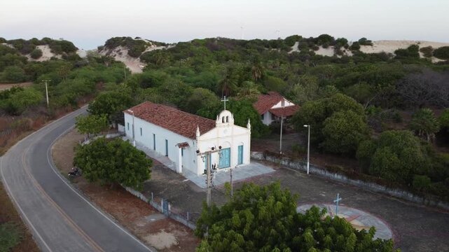 Dunas e parque e&oacute;lico ao entardecer &ndash; Aracati, Cear&aacute;, Brasil