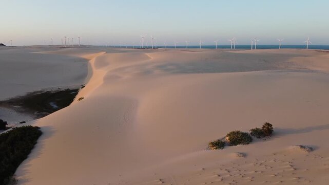 Dunas e parque e&oacute;lico ao entardecer &ndash; Aracati, Cear&aacute;, Brasil