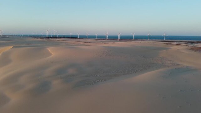Dunas e parque e&oacute;lico ao entardecer &ndash; Aracati, Cear&aacute;, Brasil