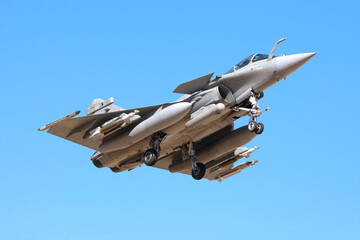 Armamento. Avión de combate modeerno aterrizando