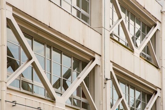 耐震補強された学校の校舎