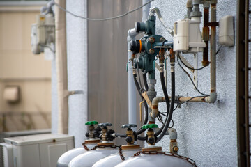 プロパンガスのボンベと建物への取り込み部分