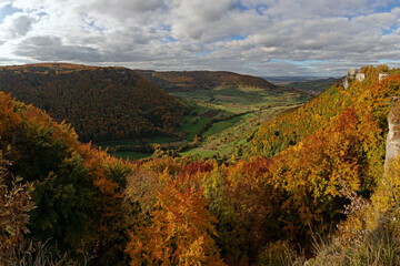 Indian Summer auf der Schwäbischen Alb im Nenninger Tal mit Burgruine Reußenstein