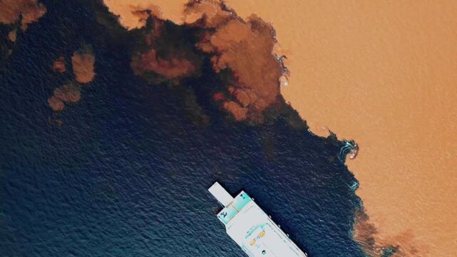 Vista a&eacute;rea de drone do encontro das &aacute;guas no Amazonas. Rio Negro e Solim&otilde;es.