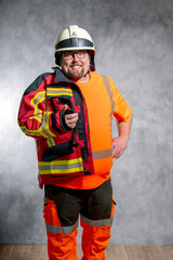 Symbolbild, Vereinbarkeit beruf und Feuerwehrdienst, feuerwehrmann in einsatzuniform und Berufskleidung.