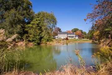 Obraz premium The old farmhouse at Louise Moore public park in Easton, Pennsylvania is used for office purposes, specifically the Farmland Preservation Office.