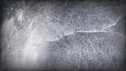 altes Eis mit einem Riss und Lufteinschlüssen