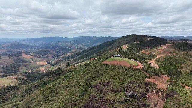 Imagem a&eacute;rea do Circuito Caravaggio em Santa Teresa, mostrando a rampa do Caravaggio e a Igreja de Nossa Senhora do Caravaggio, bem como o vale ao redor nessa linda regi&atilde;o de turismo rural do ES.