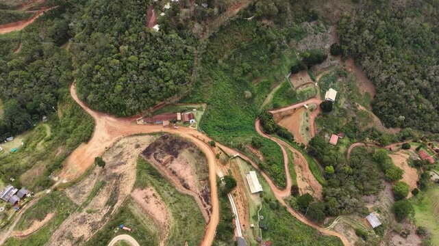 Imagem a&eacute;rea do Circuito Caravaggio em Santa Teresa, mostrando a rampa do Caravaggio e a Igreja de Nossa Senhora do Caravaggio, bem como o vale ao redor nessa linda regi&atilde;o de turismo rural do ES.