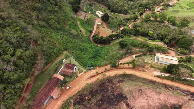 Imagem a&eacute;rea do Circuito Caravaggio em Santa Teresa, mostrando a rampa do Caravaggio e a Igreja de Nossa Senhora do Caravaggio, bem como o vale ao redor nessa linda regi&atilde;o de turismo rural do ES.
