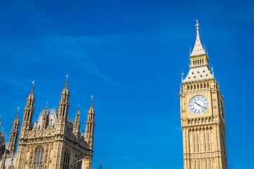 Obraz premium Iconic view of Big Ben clock tower in London with clear sky background