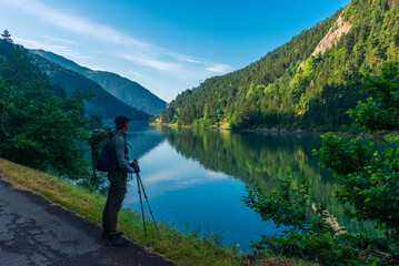 Contemplando reflejos. Embalse de La Sarra. 