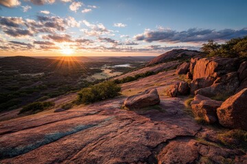 Obraz premium Enchanted Rock Texas. Sunrise Overlook of Red Rock Cliff at State Park