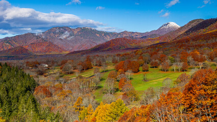 Fototapeta premium 冠雪した新潟焼山と紅葉 笹ヶ峰 秋の新潟 絶景
