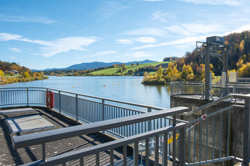 Blick von der Staumauer des Hochwasserspeichers Drachensee bei Furth im Wald im Spätherbst