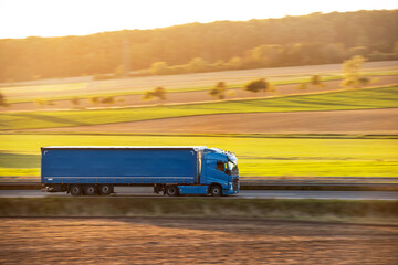 LKW auf der Autobahn 13