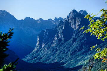 Tatry, monumentalne skalne szczyty i cieniste doliny w ostrym porannym świetle, panorama górska © Przemysaw