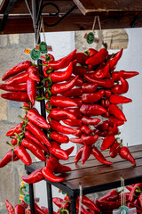 Cordes s&egrave;ches de piments d'Espellette dans les rues du village Espelette au pays Basque en France