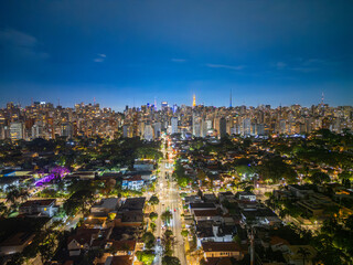 Fotografia noturna aérea dramática da região dos Jardins e Itaim Bibi em São Paulo, Capital. Brasil 2025.