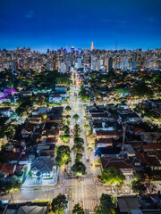 Fotografia noturna aérea dramática da região dos Jardins e Itaim Bibi em São Paulo, Capital. Brasil 2025.