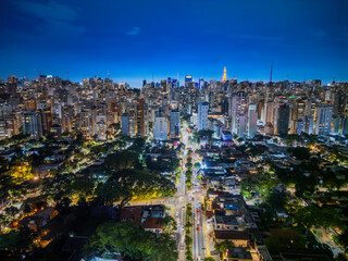 Fotografia noturna aérea dramática da região dos Jardins e Itaim Bibi em São Paulo, Capital. Brasil 2025.