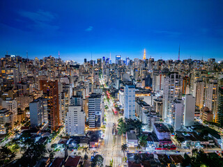 Fotografia noturna aérea dramática da região dos Jardins e Itaim Bibi em São Paulo, Capital. Brasil 2025.