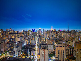 Fotografia noturna aérea dramática da região dos Jardins e Itaim Bibi em São Paulo, Capital. Brasil 2025.