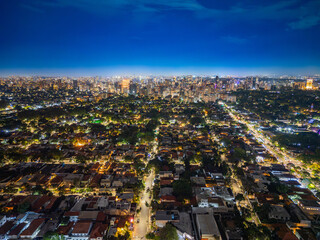 Fotografia noturna aérea dramática da região dos Jardins e Itaim Bibi em São Paulo, Capital. Brasil 2025.