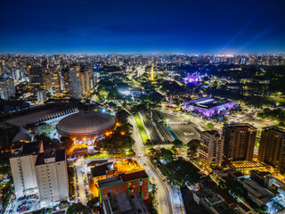 Fotografia noturna aérea dramática da região dos Jardins e Itaim Bibi em São Paulo, Capital. Brasil 2025.