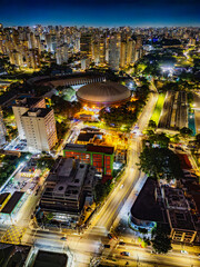 Fotografia noturna aérea dramática da região dos Jardins e Itaim Bibi em São Paulo, Capital. Brasil 2025.