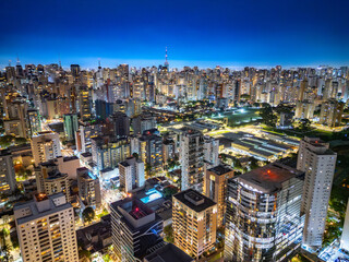 Fotografia noturna aérea dramática da região dos Jardins e Itaim Bibi em São Paulo, Capital. Brasil 2025.