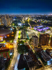 Fotografia noturna aérea dramática da região dos Jardins e Itaim Bibi em São Paulo, Capital. Brasil 2025.