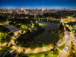 Fotografia noturna aérea dramática da região dos Jardins e Itaim Bibi em São Paulo, Capital. Brasil 2025.