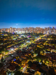 Fotografia noturna aérea dramática da região dos Jardins e Itaim Bibi em São Paulo, Capital. Brasil 2025.