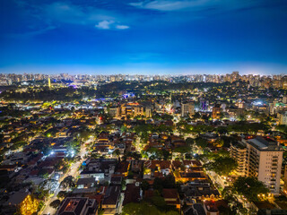 Fotografia noturna aérea dramática da região dos Jardins e Itaim Bibi em São Paulo, Capital. Brasil 2025.