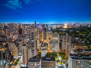 Fotografia noturna aérea dramática da região dos Jardins e Itaim Bibi em São Paulo, Capital. Brasil 2025.