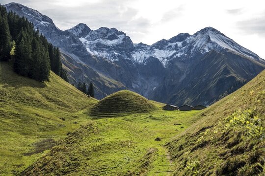 View of Hintere Ein&ouml;dsberg-Alpe, back mountains of the Allg&auml;u Alps with Wilder Mann and Linkerskopf, Ein&ouml;dsbach, Oberstdorf, Oberallg&auml;u, Allg&auml;u, Bavaria Germany