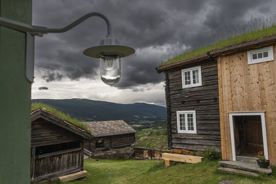 Holzh&auml;user mit Grasd&auml;chern in einer weiten Landschaft, historischer Bauernhof und Pilgerunterkunft Budsjord, Dovre, Pilgerweg Olavsweg oder Olavsleden, Gudbrandsdalen oder Gudbrandstal, Norwegen