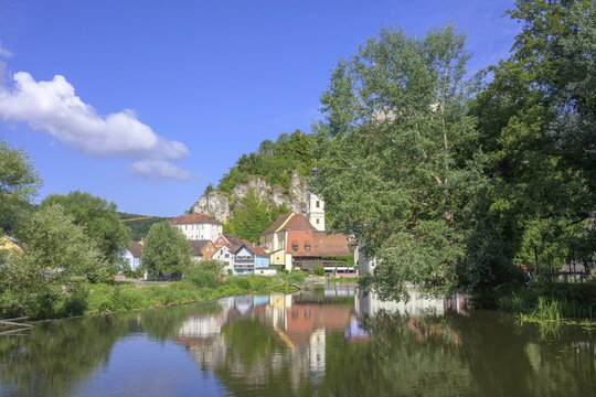 Ort mit Kirche und Naab Fluss, Kallm&uuml;nz, Bayern, Deutschland