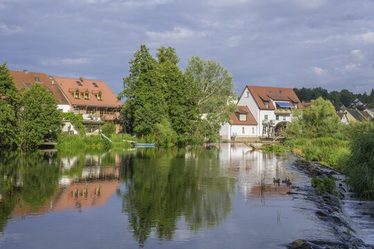 Fluss Naab im Hintergrund M&uuml;hlrad bei einer Wehranlage, Kallm&uuml;nz, Bayern, Deutschland