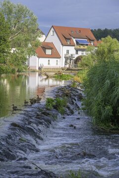 Fluss Naab im Hintergrund M&uuml;hlrad bei einer Wehranlage, Kallm&uuml;nz, Bayern, Deutschland