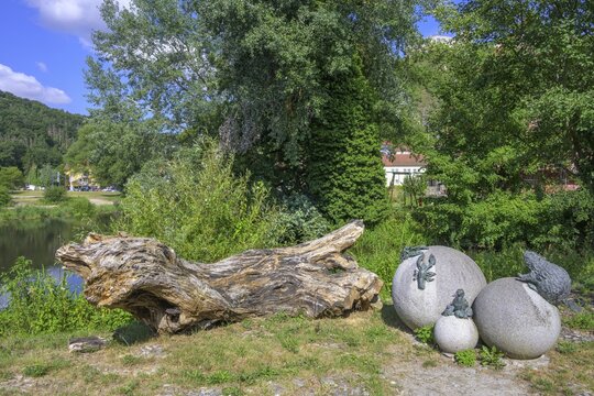 Steinkugeln mit Figuren von Biber, Enten und Krebse, Kallm&uuml;nz, Bayern, Deutschland