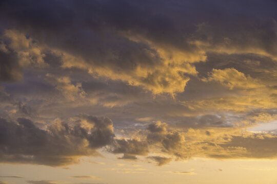 Wolken bei Sonnenuntergang, Infozentrum Isarm&uuml;ndung, Moos, Bayern, Deutschland