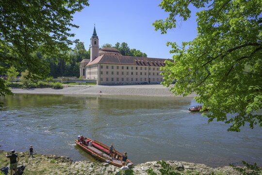 &Uuml;berfahrt mit der Zille beim Kloster Weltenburg, Kelheim, Bayern, Deutschland