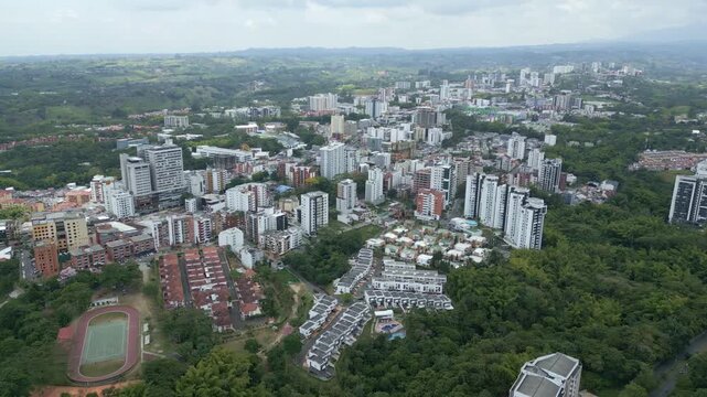 Gran plano general de la ciudad de Armenia en el Quindio - Colombia, donde se muestra gran parte de la ciudad desde el aire.