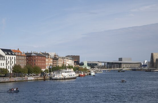 View from the Knippelsbro bascule bridge to the Havngade, the Inderhavnen or inner harbour and the opera, Christianshavn, Copenhagen, Denmark